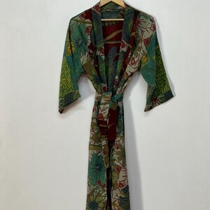 Blommig kimono i siden, bohemisk lång omlottklänning, strandklänning