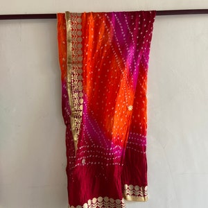 Schöne Multi Color Silk Bandhani Bandhej Womens Heavy Dupatta mit Gota Work Latkan und Geschenkbox-Großhandel Hochzeitsbevorzugungen Bild 4