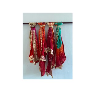 Schöne Multi Color Silk Bandhani Bandhej Womens Heavy Dupatta mit Gota Work Latkan und Geschenkbox-Großhandel Hochzeitsbevorzugungen Bild 2