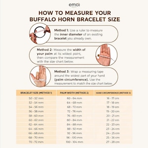 Pu&ograve; includere: Un'infografica intitolata HOW TO MEASURE YOUR BUFFALO HORN BRACELET SIZE. Mostra tre metodi che utilizzano un righello e un nastro di misurazione per determinare la misura del bracciale, la larghezza del palmo e la circonferenza della mano.