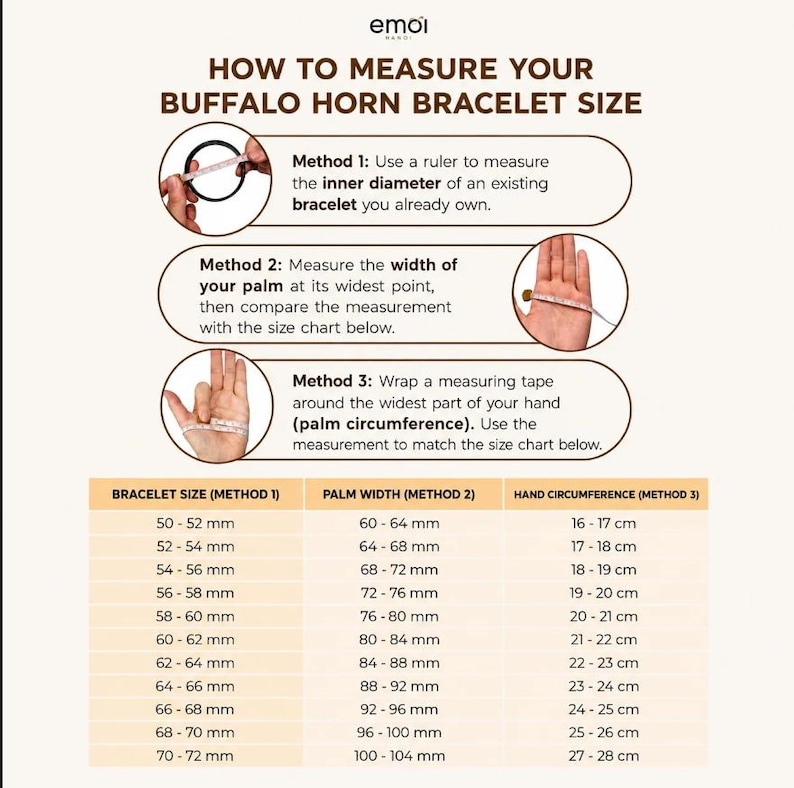 Pu&ograve; includere: Un'infografica intitolata HOW TO MEASURE YOUR BUFFALO HORN BRACELET SIZE. Mostra tre metodi che utilizzano un righello e un nastro di misurazione per determinare la misura del bracciale, la larghezza del palmo e la circonferenza della mano.