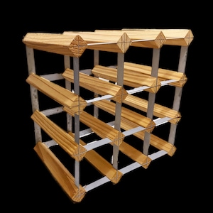 Peut inclure: Un casier à vin en bois avec une finition naturelle. Le casier est fait de lattes de bois et a une forme carrée. Il peut contenir 12 bouteilles de vin.
