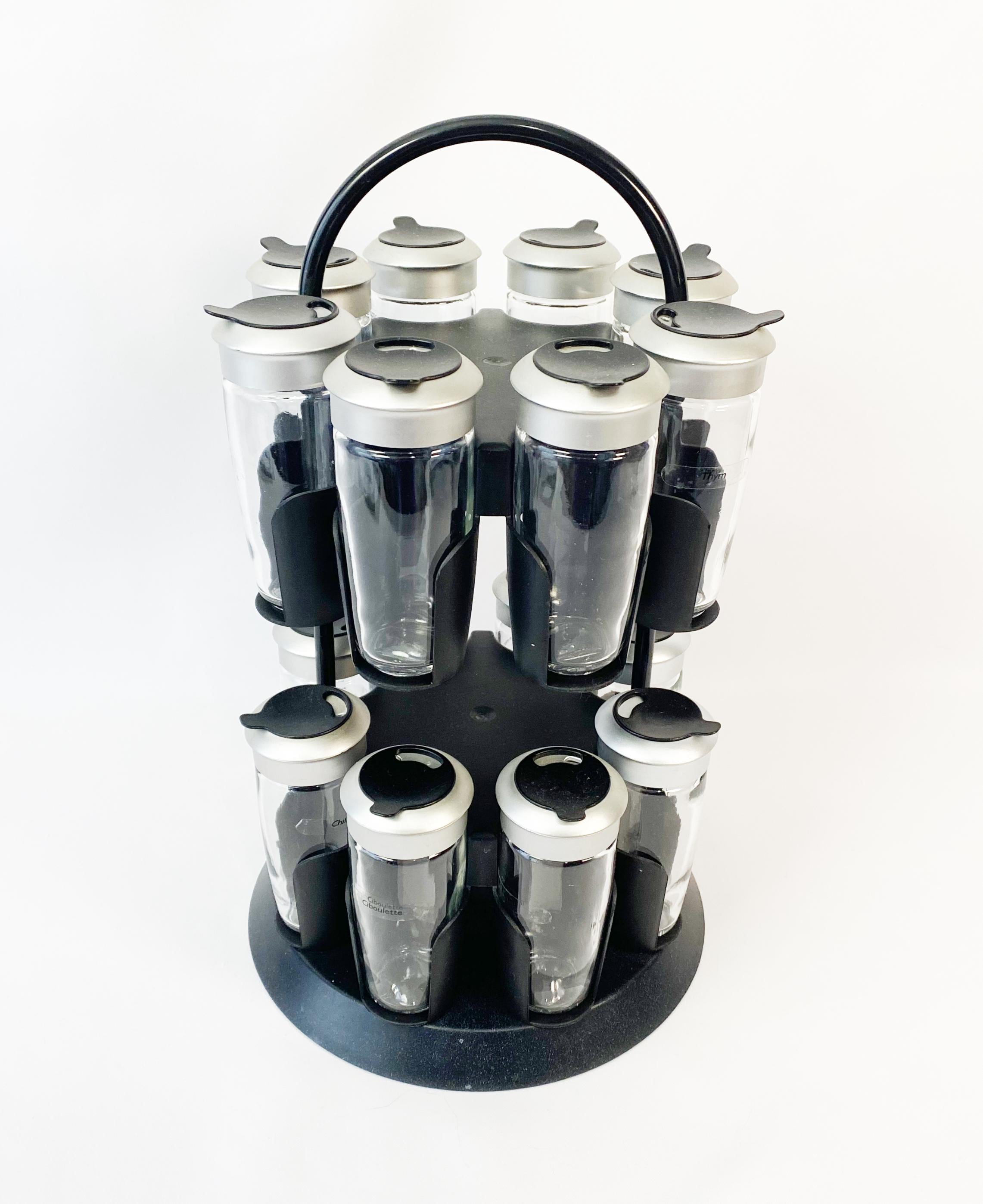 ชั้นวางเครื่องเทศแบบหมุนได้ 16 ขวด รุ่น Trudeau – ชั้นวางเครื่องเทศประหยัดพื้นที่ พร้อมขวดแก้วและฝาปิดแบบบิด