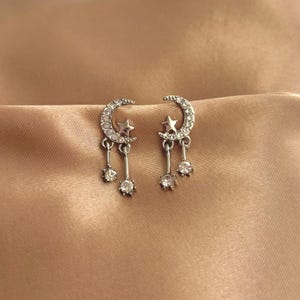 Pendientes colgantes de plata de ley 925 con forma de luna y estrella, con brillo dorado y plateado, celestiales y lunares.