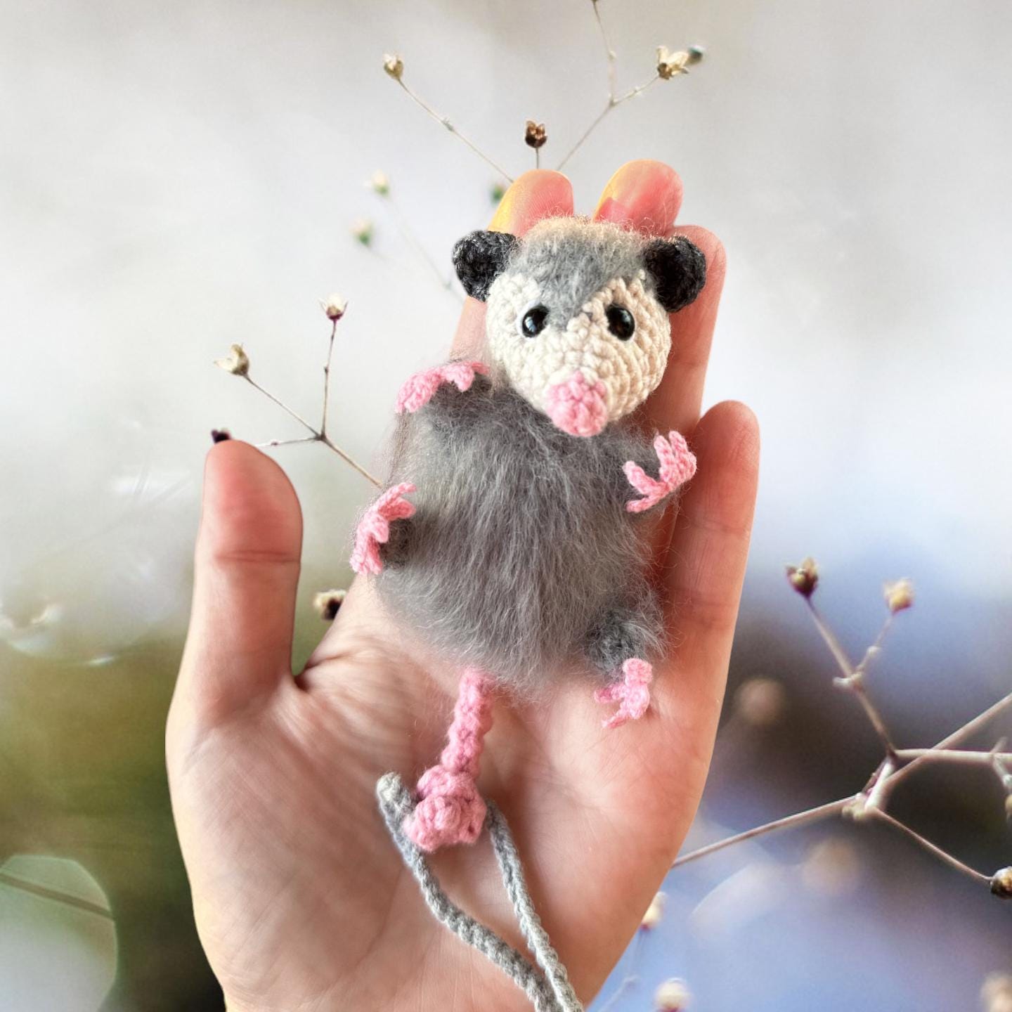 Ciondolo Per Auto Opossum All'Uncinetto – Ornamento In Maglia 22x5,5 Cm Per Specchietto Retrovisore, Simpatico Regalo Accessorio - 3