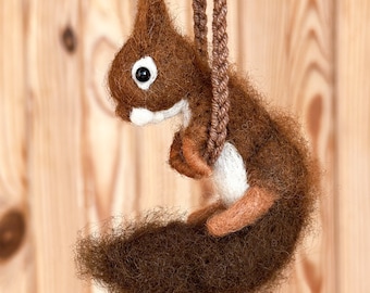 Decorazione da appendere a forma di scoiattolo rosso in feltro ad ago, mini statuetta di scoiattolo realistica, regalo fatto a mano, animali del bosco, regalo a tema scoiattolo