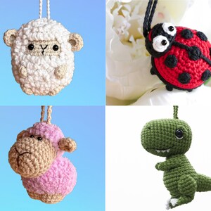 Puede incluir: Cuatro juguetes amigurumi de crochet: una oveja blanca, una oveja rosa, un dinosaurio verde y una mariquita roja.
