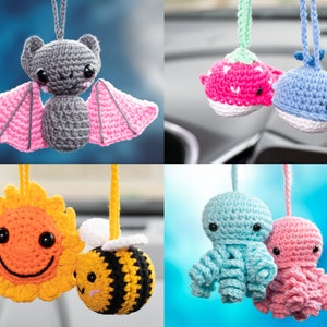 Op de afbeelding: Een set van tien gehaakte autocharms met verschillende ontwerpen, waaronder een vleermuis, een bij, een zonnebloem, een walvis, een aardbei en een octopus. De charms zijn gemaakt met kleurrijk garen en hebben een speelse, handgemaakte uitstraling.