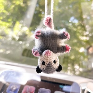 Acessório para espelho retrovisor de carro com pingente de gambá, gambá de crochê, acessório fofo para pendurar no espelho de carro, melhor presente para pendurar no carro com pingente de gambá