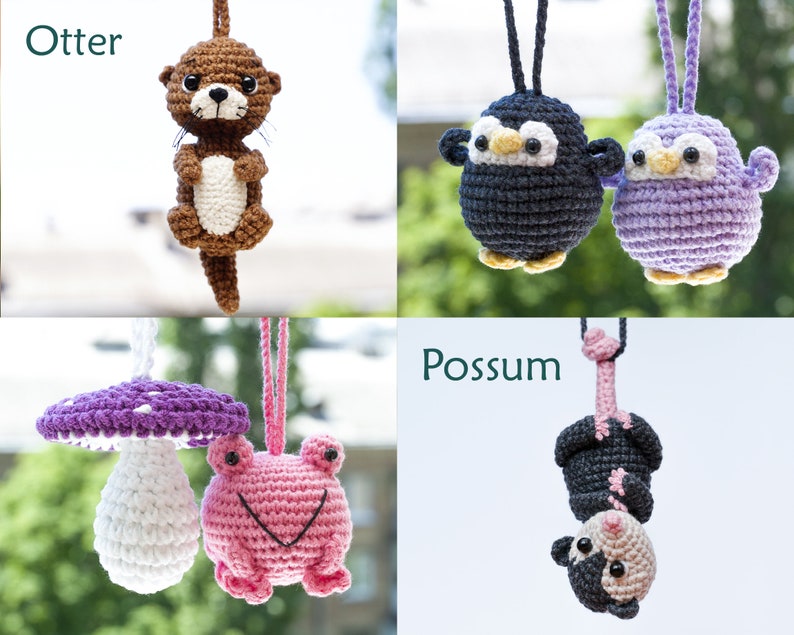 Puede incluir: Un conjunto de cinco peluches de animales de crochet, que incluyen una nutria, un ping&uuml;ino, un p&aacute;jaro morado, una rana y un opossum. Los peluches est&aacute;n colgados de cuerdas y son de diferentes colores.
