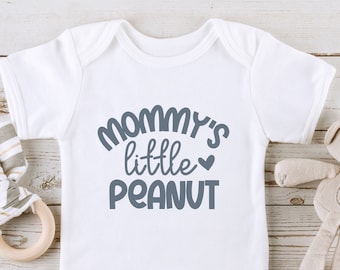 El pequeño maní de mamá svg, bebé svg, bebé onesie svg, citas de bebé svg, recién nacido svg, niño pequeño svg, mamá svg, png archivo de corte para cricut