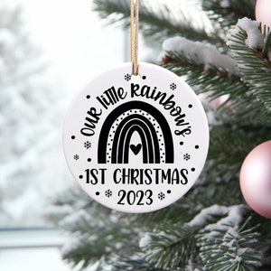 Arc-en-ciel bébé 1er Noël Svg, premier Noël ornement de bébé Svg, Svg de Noël bébé, Svg bébé arc-en-ciel, fichier Png Clipart coupe pour Cricut