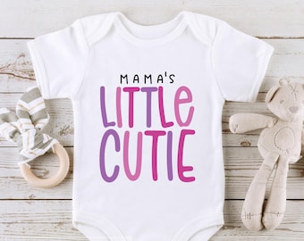 Mama's Little Cutie Svg, Baby Svg, Mama Svg, Mama's Cutie Svg, Baby Cutie Svg, Newborn Svg, Baby Sayings Svg, Baby Quote Svg Plik Png Cut