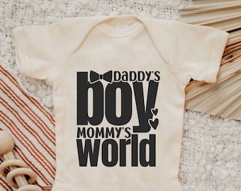 Il mondo della mamma del ragazzo di papà Svg, Baby Svg, Baby Onesie Svg, Newborn Svg, Baby Quote Svg, Baby Boy Svg, Boy Svg, Baby Shower Svg Png Cut File