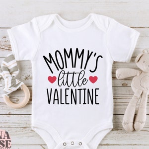 El pequeño San Valentín de mamá svg, el pequeño San Valentín de mamá svg, el bebé San Valentín svg, el San Valentín de mamá svg, el archivo de corte png para Cricut