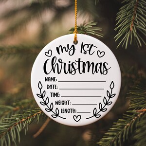 Pu&ograve; includere: Addobbo natalizio in ceramica bianca con il testo "my 1st christmas" e righe vuote per nome, data, ora, peso e lunghezza.