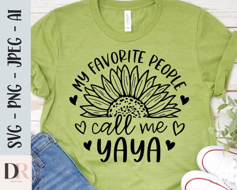 K&ouml;nnte beinhalten: Gr&uuml;nes T-Shirt mit einem schwarzen Sonnenblumen-Motiv und dem Text "Meine Lieblingsmenschen nennen mich Yaya".