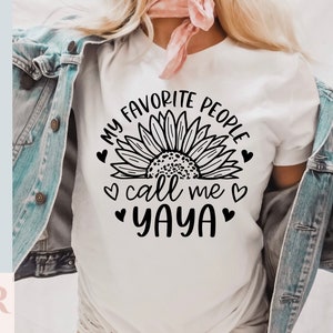 K&ouml;nnte beinhalten: Wei&szlig;es T-Shirt mit einem schwarzen Sonnenblumen-Motiv und dem Text "Meine Lieblingsmenschen nennen mich Yaya".