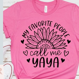 K&ouml;nnte beinhalten: Pinkes T-Shirt mit einem schwarzen Sonnenblumen-Motiv und dem Text "Meine Lieblingsmenschen nennen mich Yaya".
