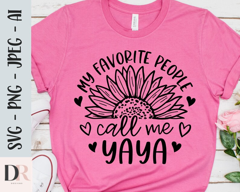 K&ouml;nnte beinhalten: Pinkes T-Shirt mit einem schwarzen Sonnenblumen-Motiv und dem Text "Meine Lieblingsmenschen nennen mich Yaya".