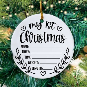 Pu&ograve; includere: Addobbo natalizio in ceramica bianca con il testo "Il mio 1&deg; Natale" e righe vuote per nome, data, ora, peso e lunghezza.