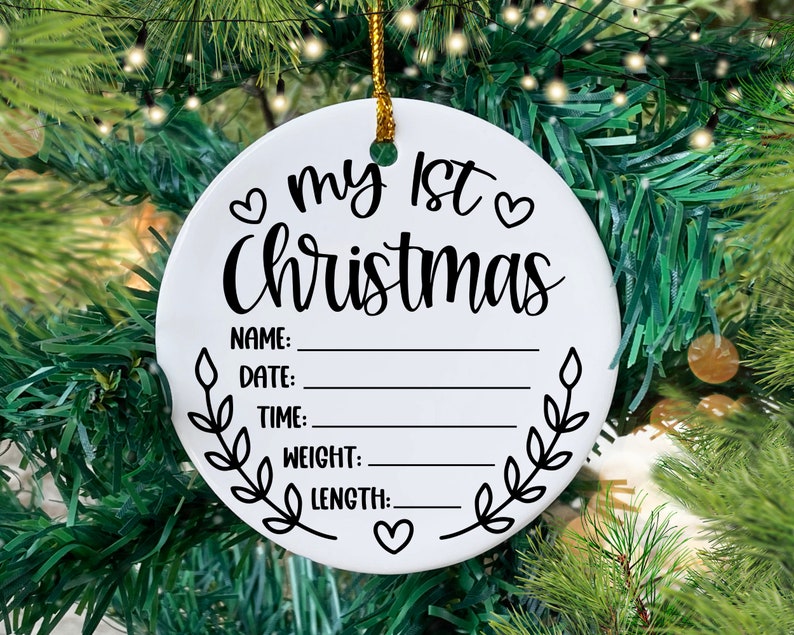 Pu&ograve; includere: Addobbo natalizio in ceramica bianca con il testo "Il mio 1&deg; Natale" e righe vuote per nome, data, ora, peso e lunghezza.