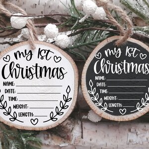 Pu&ograve; includere: Due ornamenti rotondi in legno con il testo "my 1st Christmas" su di essi. Un ornamento &egrave; bianco con testo nero e l'altro &egrave; nero con testo bianco. Entrambi gli ornamenti hanno linee per scrivere il nome, la data, l'ora, il peso e la lunghezza del bambino.