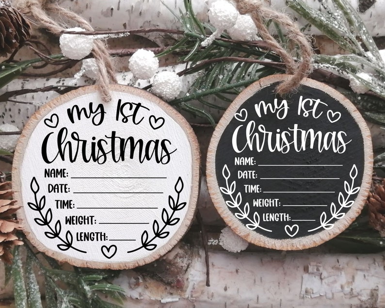 Pu&ograve; includere: Due ornamenti rotondi in legno con il testo "my 1st Christmas" su di essi. Un ornamento &egrave; bianco con testo nero e l'altro &egrave; nero con testo bianco. Entrambi gli ornamenti hanno linee per scrivere il nome, la data, l'ora, il peso e la lunghezza del bambino.