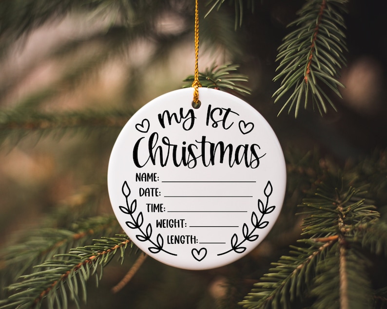 Pu&ograve; includere: Addobbo natalizio in ceramica bianca con il testo "my 1st christmas" e righe vuote per nome, data, ora, peso e lunghezza.