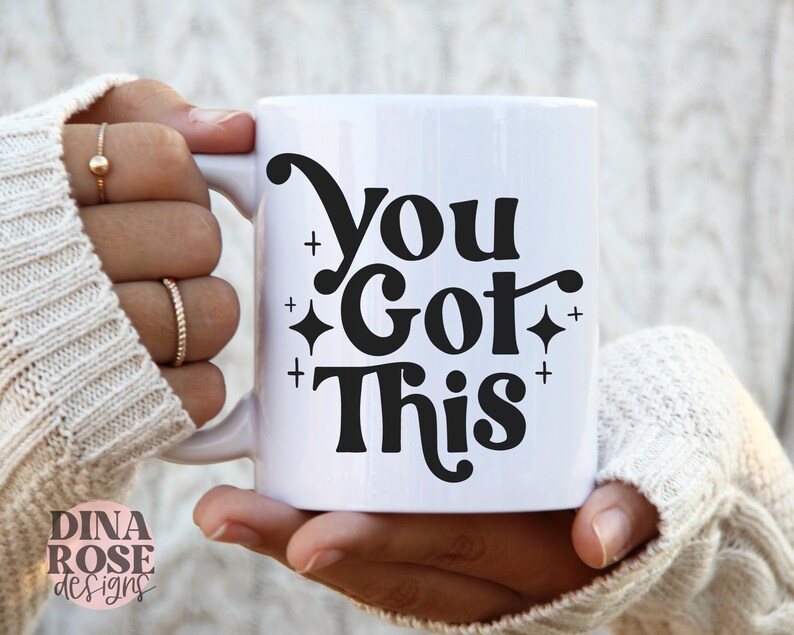 Puede incluir: Taza de cer&aacute;mica blanca con un dise&ntilde;o negro que dice "You Got This" con peque&ntilde;as estrellas a cada lado del texto.