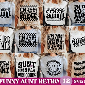 Puede incluir: Doce diseños digitales con texto y gráficos de estilo retro para camisetas divertidas para tías. Los diseños incluyen frases como "Soy la tía genial de la que te hablaron", "Solo estoy aquí por mi sobrina" y "Las tías raras construyen el carácter".