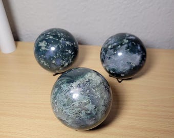 Esfera de ágata musgosa: Bola de cristal con soporte