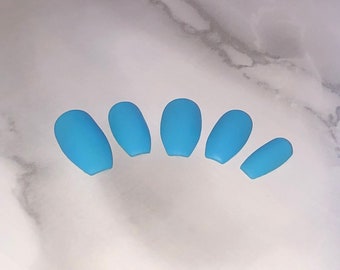 Mat blauwe pers op nagels