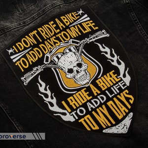 Puede incluir: Parche bordado negro y amarillo con un diseño de motocicleta con calavera y huesos cruzados. El texto dice "No conduzco una moto para agregar días a mi vida, conduzco una moto para agregar vida a mis días."