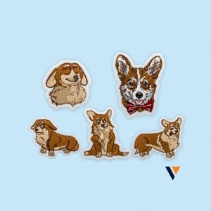 Könnte beinhalten: Fünf gestickte Aufnäher mit braun-weißen Corgi-Hunden in verschiedenen Posen und Ausdrücken. Ein Aufnäher zeigt einen Corgi mit einer rot-weiß karierten Fliege, während andere die Hunde sitzend, stehend oder mit geschlossenen Augen darstellen.