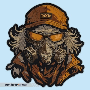 Peut inclure: Patch brodé représentant un crâne portant un masque à gaz, des lunettes de protection et une casquette marron avec le mot "TOXIC" dessus. Le crâne a de longs cheveux blancs et porte une écharpe marron.