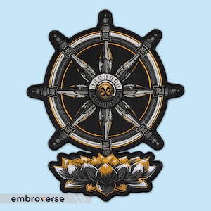 Könnte beinhalten: Ein gestickter Aufnäher in Schwarz und Gold mit einem Dharmachakra, oder Rad des Dharma, mit acht Speichen, das auf einer Lotusblume ruht. Das Dharmachakra ist ein buddhistisches Symbol und steht für die Lehren des Buddha.