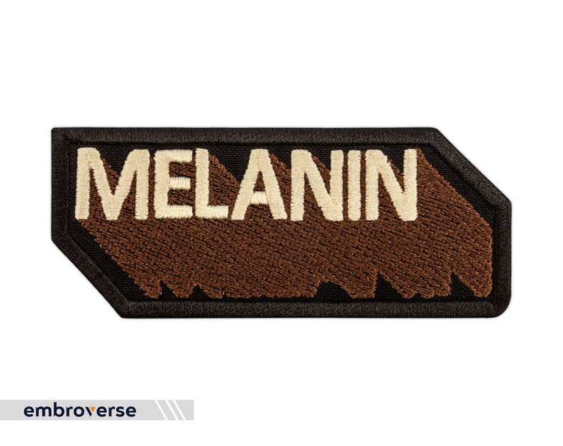 Peut inclure: Un patch brod&eacute; marron et noir avec le mot "MELANIN" en lettres blanches.