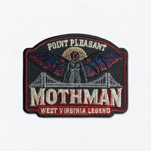 Peut inclure: Un écusson brodé rectangulaire sur fond noir représentant une silhouette de Mothman aux yeux rouges et aux ailes sombres au-dessus d'un pont. Le texte indique POINT PLEASANT, MOTHMAN et WEST VIRGINIA LEGEND en lettres blanches et rouges.
