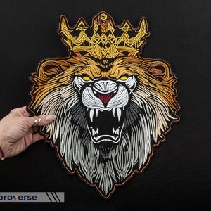 Royal Lion Large Back Patch - Goldene Königskrone - Angry Wild Animal Head - Gesticktes Aufbügeln - 3 Größen