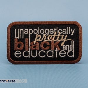 Può includere: Una toppa ricamata rettangolare con sfondo nero e bordo marrone. Il testo recita "unapologetically" in bianco, "pretty" in beige chiaro, "black" in marrone e "and educated" in bianco, disposti in un design a strati con vari caratteri.