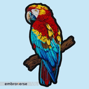 Può includere: Una toppa ricamata colorata con un ara rosso, giallo e blu appollaiato su un ramo. L'ara ha una lunga coda ed è rivolto a sinistra. La toppa è perfetta per aggiungere un tocco di stile tropicale a qualsiasi progetto.