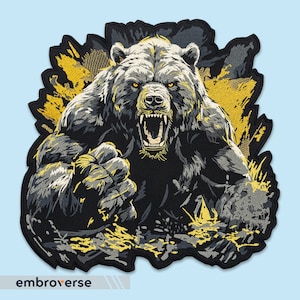 Könnte beinhalten: Gestickter Aufnäher mit einem wilden Grizzlybären mit offenem Maul und gebleckten Zähnen. Der Bär ist in Schwarz, Grau und Gelb dargestellt, mit dem Text "embroverse" unten. Der Aufnäher hat ein detailliertes, strukturiertes Aussehen.