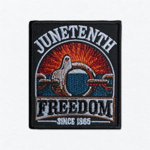 Puede incluir: Un parche bordado rectangular con borde negro. Presenta el texto JUNETEENTH en la parte superior, FREEDOM en el centro y SINCE 1865 en la parte inferior. El diseño muestra un eslabón de cadena roto sobre un sol rojo y naranja.