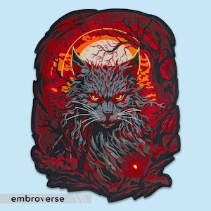Peut inclure: Patch brodé représentant un chat noir aux yeux rouges brillants, sur un fond rouge et orange flamboyant avec une pleine lune. Le chat est entouré de branches sombres et tourbillonnantes.