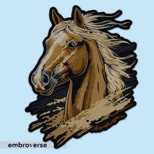 Può includere: Un cavallo marrone con criniera e coda fluenti, che guarda a sinistra. La testa del cavallo è parzialmente nascosta da una recinzione di legno marrone.