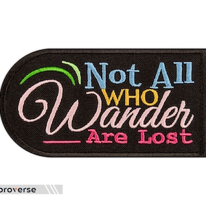 Puede incluir: Parche bordado negro con el texto "Not All Who Wander Are Lost" en letras de colores. El texto está en una fuente cursiva con un esquema de color verde, amarillo, azul y rosa.