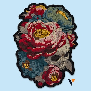 Puede incluir: Parche bordado con un diseño de calavera y flores. El parche presenta flores rojas, amarillas, azules y verdes, y una calavera detallada. Tiene un borde negro y está sobre un fondo azul claro. El diseño es intrincado.