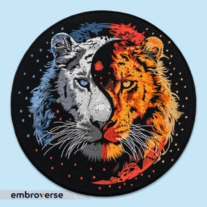 Peut inclure: Patch brodé représentant un tigre blanc et un lion orange, leurs visages entrelacés, sur un fond noir avec un motif tourbillonnant de rouge, bleu et blanc.
