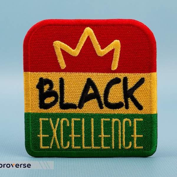 Op de afbeelding: Een geborduurde patch in rood, geel en groen met een kroon en de tekst "BLACK EXCELLENCE".